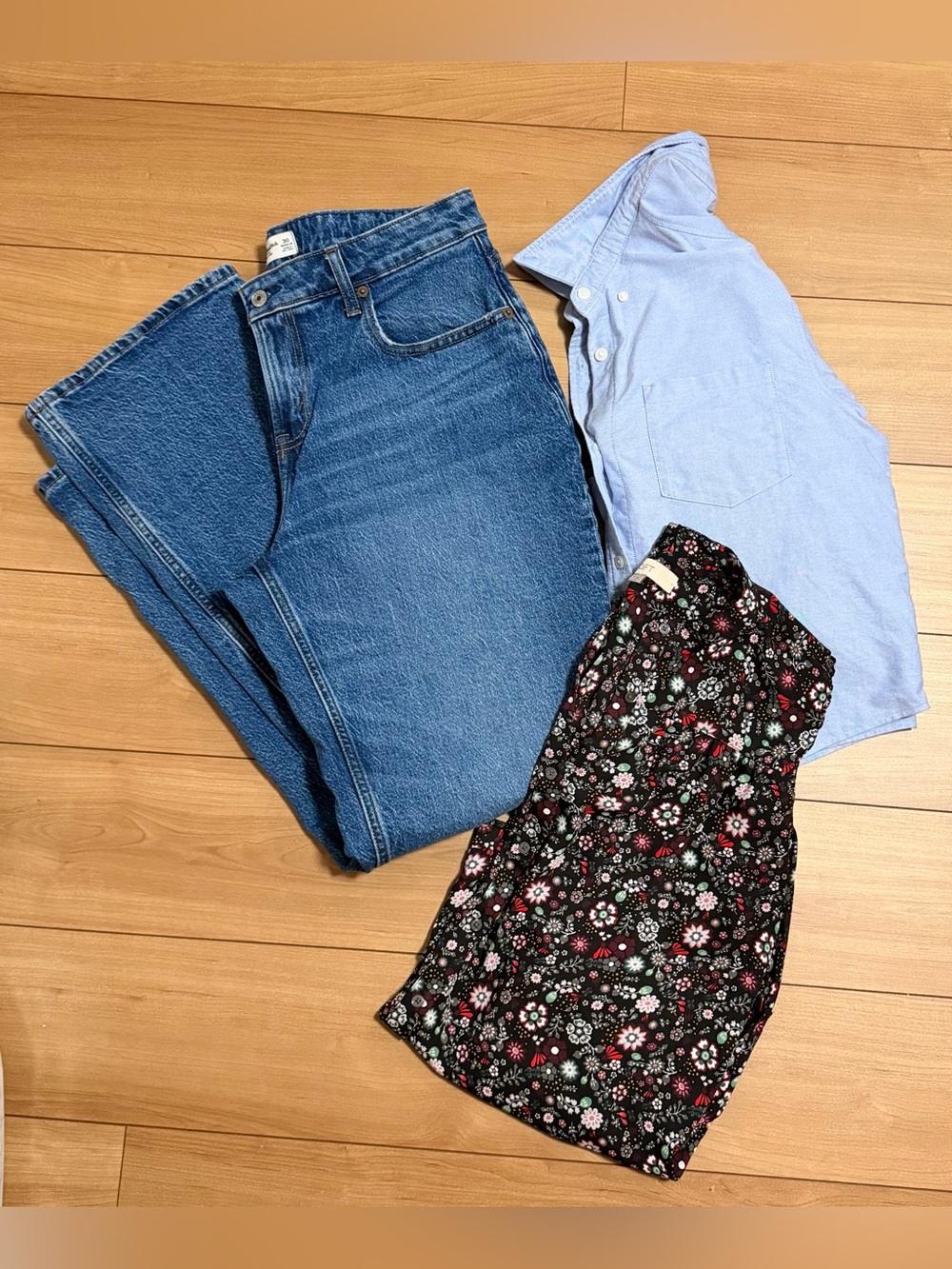 A&F- Low Rise 90s Relaxed Jeans - Picture 7 of 7